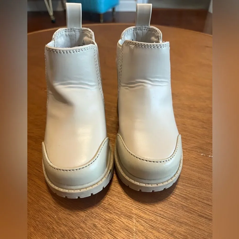 Cream Ankle Boots with Sleek Design and Cushioned Sole